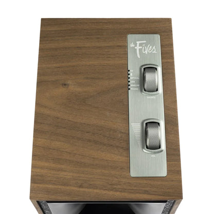 Vedere de sus a boxei Klipsch The Fives culoare nuc, cu butoane pentru volum și selectare sursă vizibile.