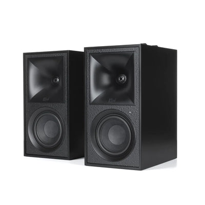 Boxe active Klipsch The Fives negre, vedere frontală oblică, difuzoare medii și tweetere vizibile.