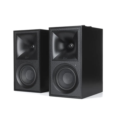 Boxe active Klipsch The Fives negre, vedere frontală oblică, difuzoare medii și tweetere vizibile.