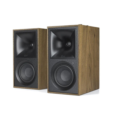 Boxe active Klipsch The Fives, vedere frontală unghi lateral, finisaj lemn, difuzoare și tweetere vizibile.