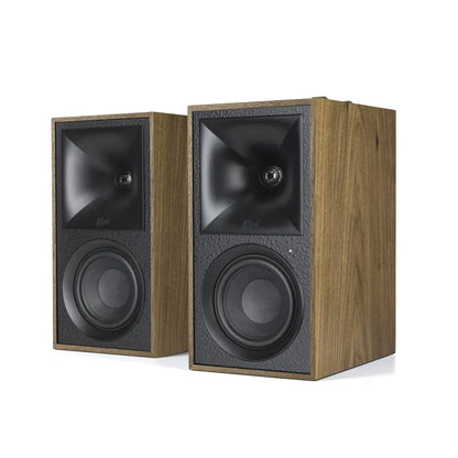 Boxe active Klipsch The Fives, vedere frontală unghi lateral, finisaj lemn, difuzoare și tweetere vizibile.