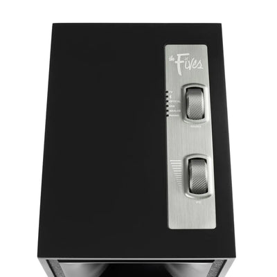 Boxă activă Klipsch The Fives neagră, vedere de sus cu butoane pentru volum și selectare sursă vizibile.