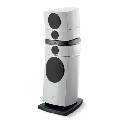 Boxă Focal Grande Utopia EM Evo, alb Carrara, vedere din unghi de 34°, difuzoare frontale și bază neagră.