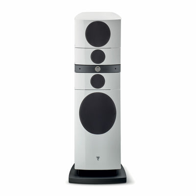 Boxă Focal Grande Utopia EM Evo, față, alb Carrara, cu difuzoare multiple vizibile și bază neagră.