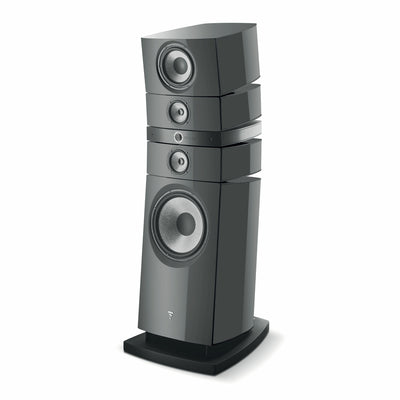 Focal Grande Utopia EM Evo, vedere din unghi de 34°, culoare gri, arată difuzoarele și baza solidă.
