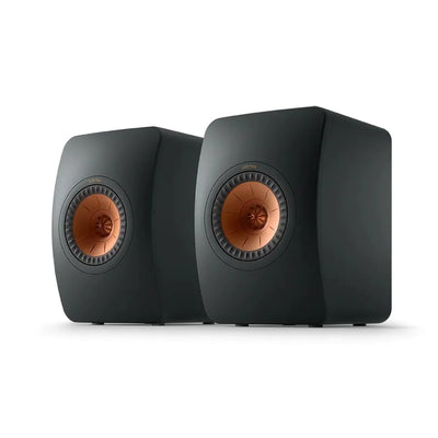 Boxe de raft pasive KEF LS50 Meta negre, vedere frontală, difuzoare Uni-Q cu con de cupru vizibil.