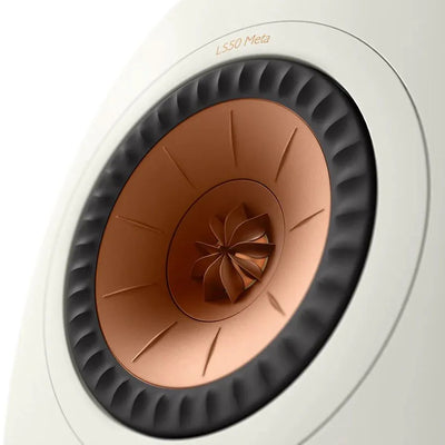 Difuzor KEF LS50 Meta alb, vedere detaliată frontală cu driver Uni-Q central cu con de culoare cupru.