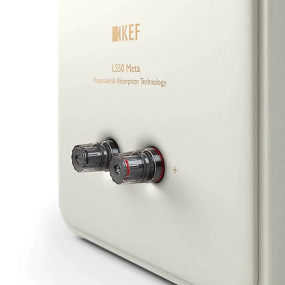 Conectori boxă spate KEF LS50 Meta crem, vedere detaliată terminale cu polaritate marcată + și -