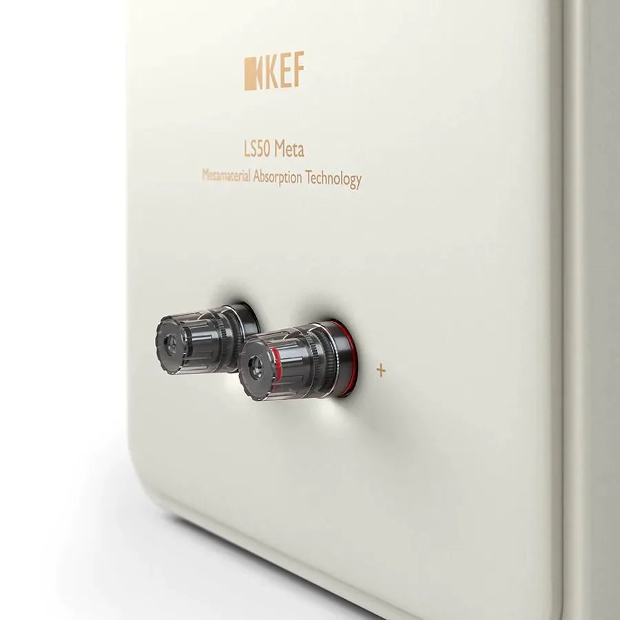 Conectori boxă spate KEF LS50 Meta crem, vedere detaliată terminale cu polaritate marcată + și -