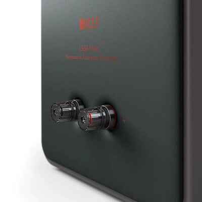 Conectori spate boxă KEF LS50 Meta negri, terminale bi-wire placate cu aur și inscripție roșie vizibilă.