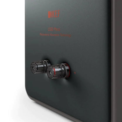 Conectori spate boxă KEF LS50 Meta negri, terminale bi-wire placate cu aur și inscripție roșie vizibilă.
