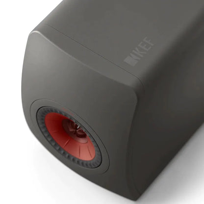 Boxă KEF LS50 Meta gri închis, vedere laterală față, difuzor Uni-Q roșu vizibil, logo KEF embosat.