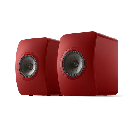 Boxe active KEF LS50 Wireless II roșii, vedere frontală și laterală, difuzor Uni-Q central vizibil.