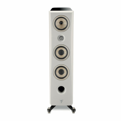 Focal Kanta N2 Boxe de podea, vedere frontală, culoare ivory mat. Prezintă trei difuzoare și un port bass reflex.