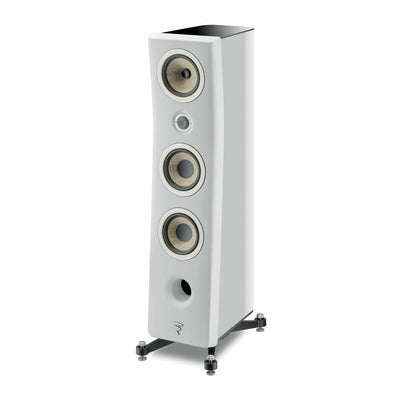 Focal Kanta N2 Boxe de podea, vedere 3/4, alb mat, trei difuzoare vizibile, suport stabil metalic.