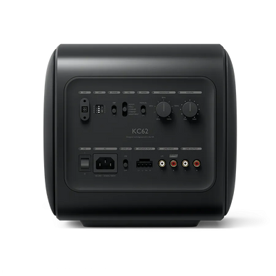 Spate subwoofer KEF KC62 Carbon Black, panou de control, intrări RCA, ieșiri, butoane volum și crossover.