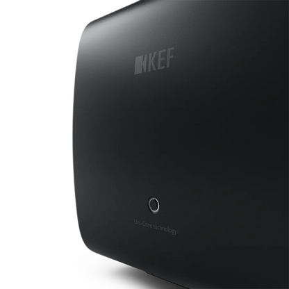 Prim-plan lateral subwoofer KEF KC62 Carbon Black, evidențiind tehnologia Uni-Core și logo-ul KEF.