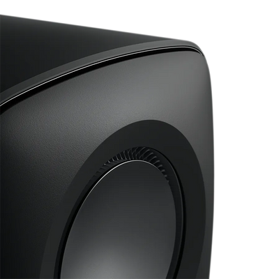 Prim-plan lateral KEF KC62 Subwoofer culoare Carbon Black, evidențiind difuzorul de 16.5 cm și carcasa curbată.