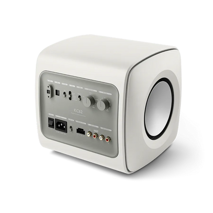 Subwoofer KEF KC62 Mineral White, vedere spate unghiulară, panou conectivitate complet vizibil.