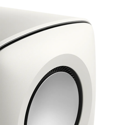 Detaliu lateral KEF KC62 Subwoofer mineral white, evidențiind difuzorul de 16.5 cm și finisajul mat.