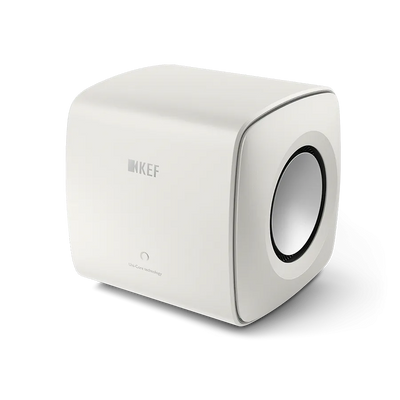 Subwoofer KEF KC62 Mineral White, vedere unghi frontal, logo KEF vizibil, difuzor lateral expus.