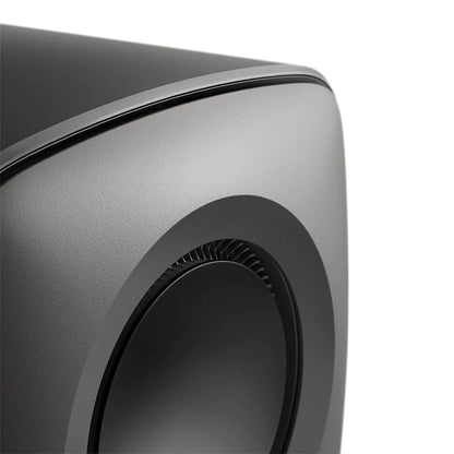 Prim-plan lateral KEF KC62 Subwoofer Titan, evidențiind difuzorul de 16.5 cm și finisajul metalic.