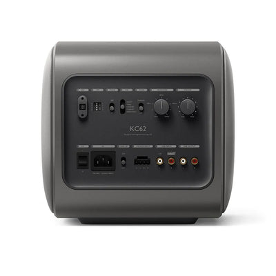 Spate subwoofer KEF KC62 1000W gri, cu panou de control, reglaje crossover, volum, intrări și ieșiri audio.