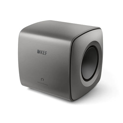 Subwoofer KEF KC62 Titan, vedere frontală laterală, culoare gri, difuzor lateral de 16.5 cm vizibil.