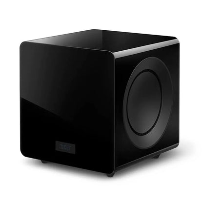 Subwoofer KEF KC92 negru, vedere din unghi, cu difuzor lateral de 23cm și logo KEF frontal vizibil.