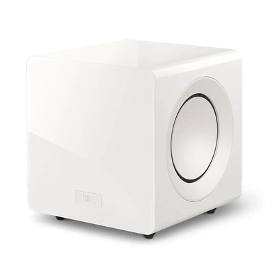 Subwoofer KEF KC92 alb, vedere din unghi, cu difuzor lateral de 23 cm vizibil și logo KEF frontal.