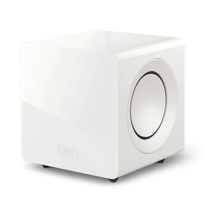 Subwoofer KEF KC92 alb, vedere din unghi, cu difuzor lateral de 23 cm vizibil și logo KEF frontal.