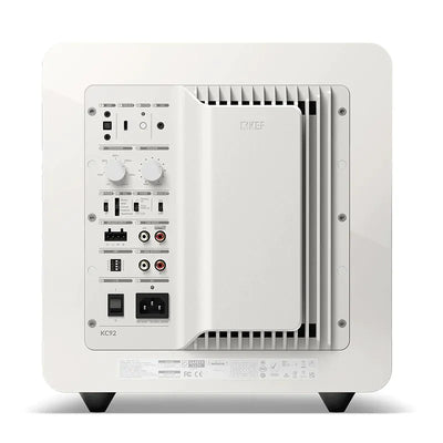 Spate subwoofer KEF KC92 alb, 1000W, conexiuni RCA, comenzi volum și frecvență, port alimentare.