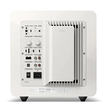 Spate subwoofer KEF KC92 alb, 1000W, conexiuni RCA, comenzi volum și frecvență, port alimentare.