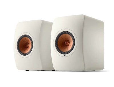 Boxe active KEF LS50 Wireless II culoare Mineral White, vedere frontală, difuzoare Uni-Q expuse.