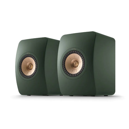 Boxe de raft pasive KEF LS50 Meta culoare Moss Green, vedere frontal-oblică, difuzoare Uni-Q vizibile.