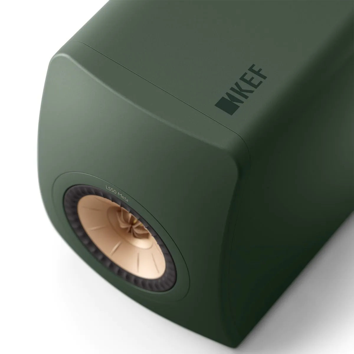 Boxă KEF LS50 Meta pasivă, vedere laterală oblică, culoare Moss Green, difuzor Uni-Q vizibil.