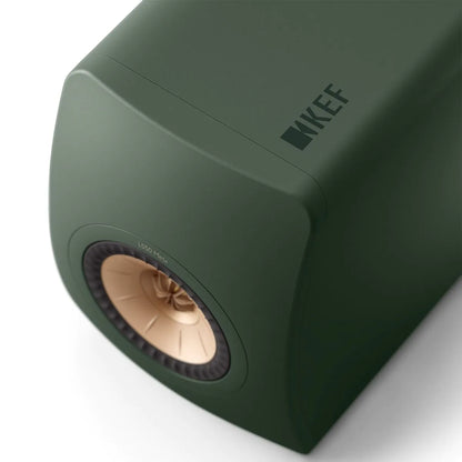 Boxă KEF LS50 Meta pasivă, vedere laterală oblică, culoare Moss Green, difuzor Uni-Q vizibil.