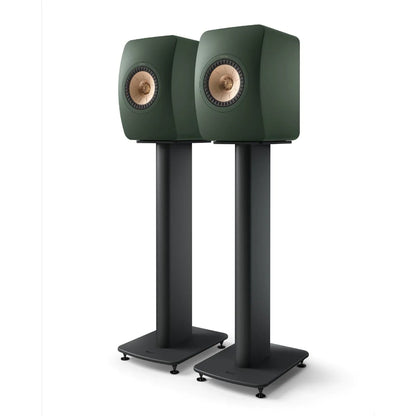 Boxe KEF LS50 Meta culoare Moss Green, vedere frontală pe suport, difuzoare Uni-Q centrale vizibile.