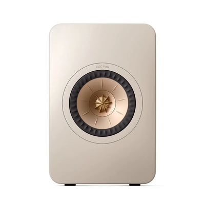 Boxă KEF LS50 Meta culoare Sand, vedere frontală cu driver Uni-Q central vizibil și margini rotunjite.