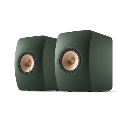 Boxe active KEF LS50 Wireless II culoare Moss Green, vedere frontală, difuzoare Uni-Q vizibile.