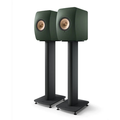 Boxe active KEF LS50 Wireless culoare Moss Green, vedere frontală pe suport, difuzoare Uni-Q vizibile.