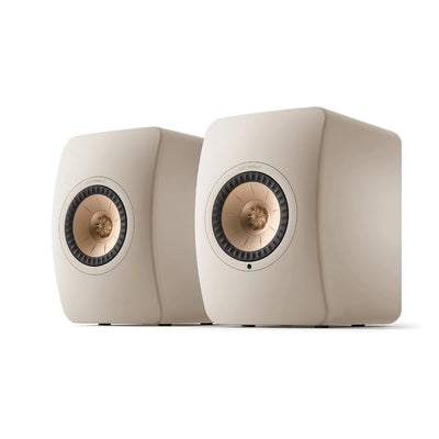 Boxe active KEF LS50 Wireless II culoare Sand, vedere frontală în pereche, difuzoare Uni-Q vizibile.