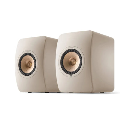 Boxe active KEF LS50 Wireless II culoare Sand, vedere frontală în pereche, difuzoare Uni-Q vizibile.