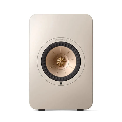 Boxă activă KEF LS50 Wireless II, vedere frontală, culoare Sand, difuzor Uni-Q central vizibil.