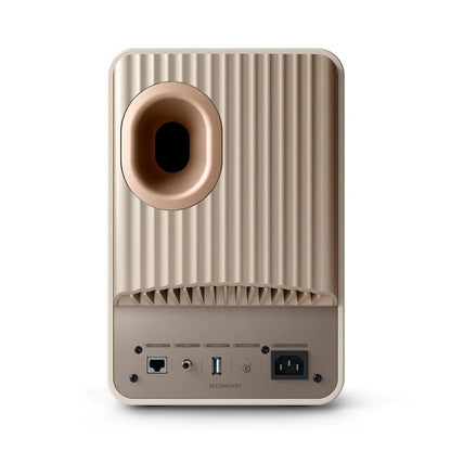 Spate boxă KEF LS50 Wireless culoare Sand, port bass reflex, port LAN, USB, AUX și alimentare.