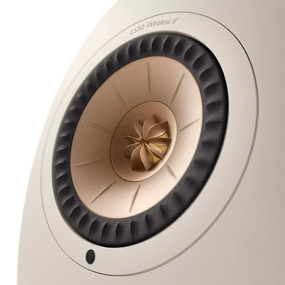 Boxă activă KEF LS50 Wireless II culoare Sand, vedere detaliată frontală cu driver Uni-Q vizibil.
