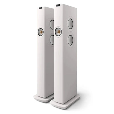 Boxe active KEF LS60 alb, vedere frontală în unghi, cu difuzoare Uni-Q și două radiatoare pasive vizibile.