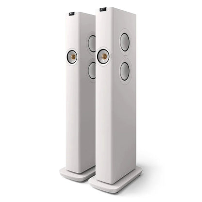 Boxe active KEF LS60 alb, vedere frontală în unghi, cu difuzoare Uni-Q și două radiatoare pasive vizibile.