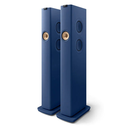 Boxe active KEF LS60 albastre, vedere din față și lateral, cu difuzoare Uni-Q și radiatoare pasive vizibile.