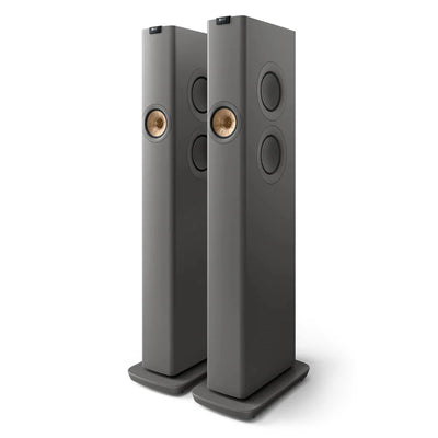 Boxe active KEF LS60 gri, vedere frontală în unghi, cu difuzoare Uni-Q și radiatoare pasive laterale vizibile.